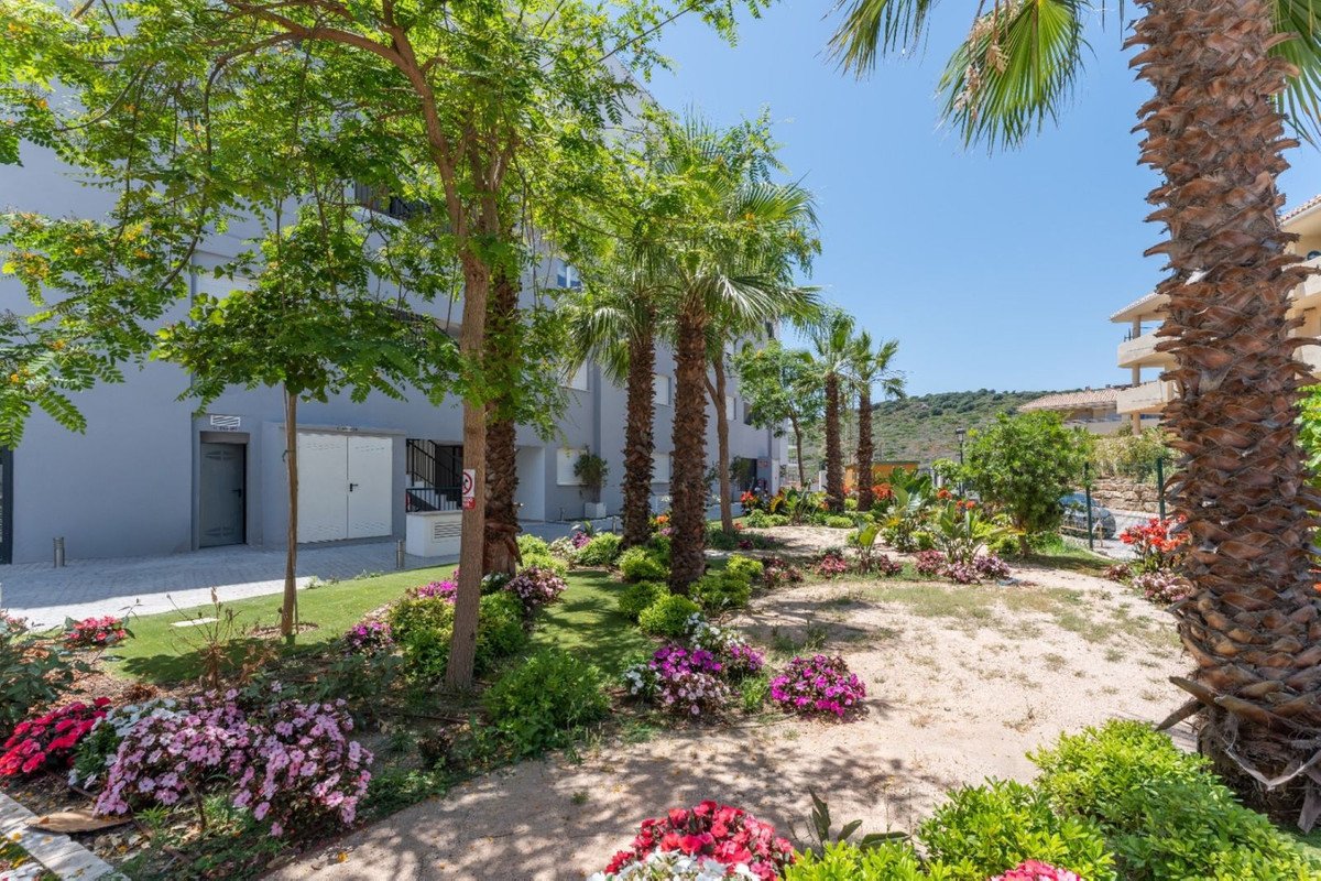 2 Bed Ground Floor Apartment in La Duquesa