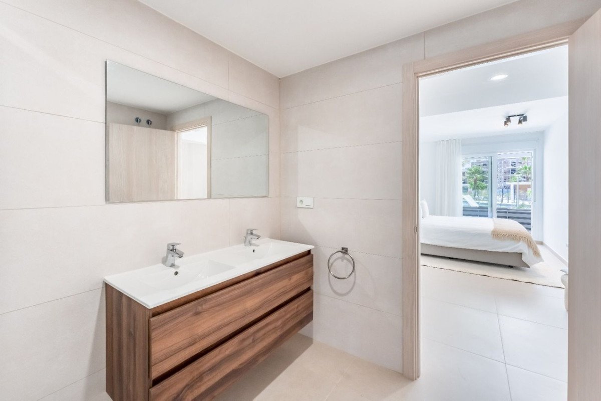 2 Bed Ground Floor Apartment in La Duquesa