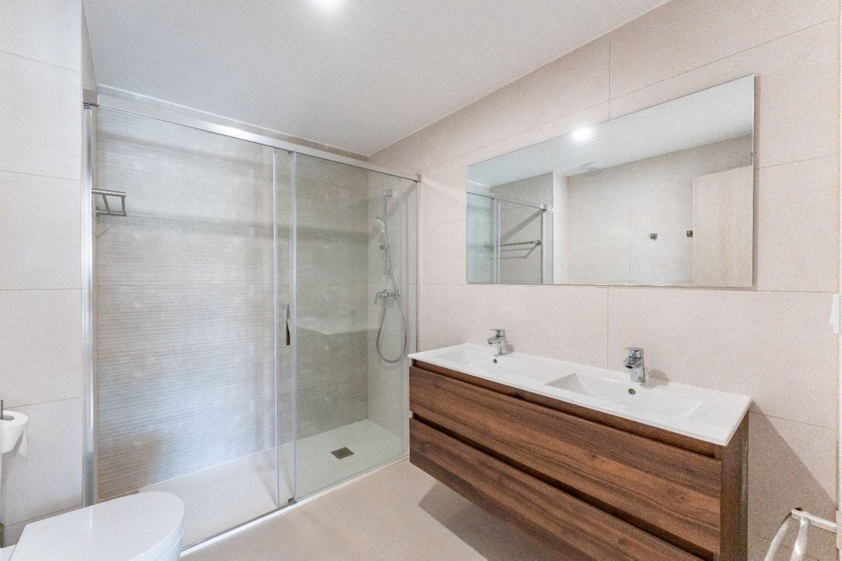 2 Bed Ground Floor Apartment in La Duquesa