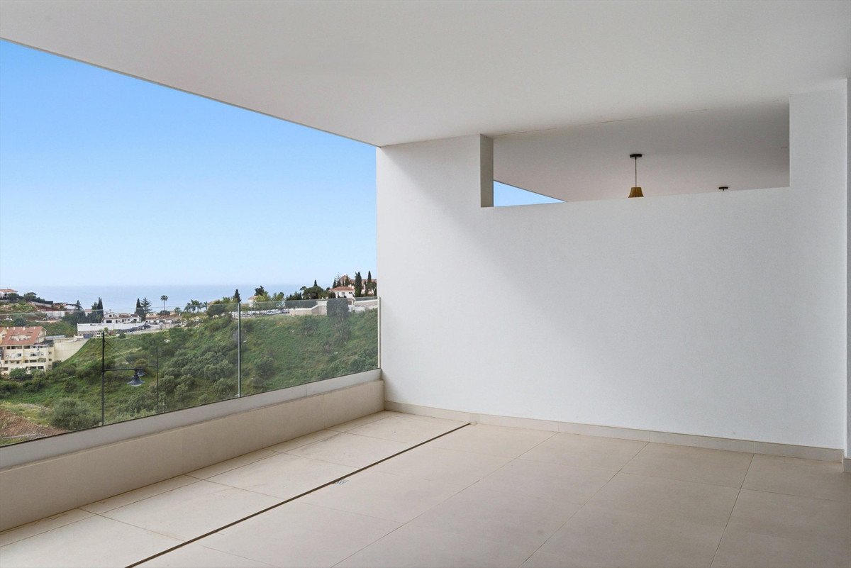 2 Bed Middle Floor Apartment in Fuengirola