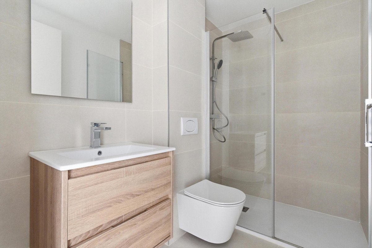 2 Bed Middle Floor Apartment in Fuengirola