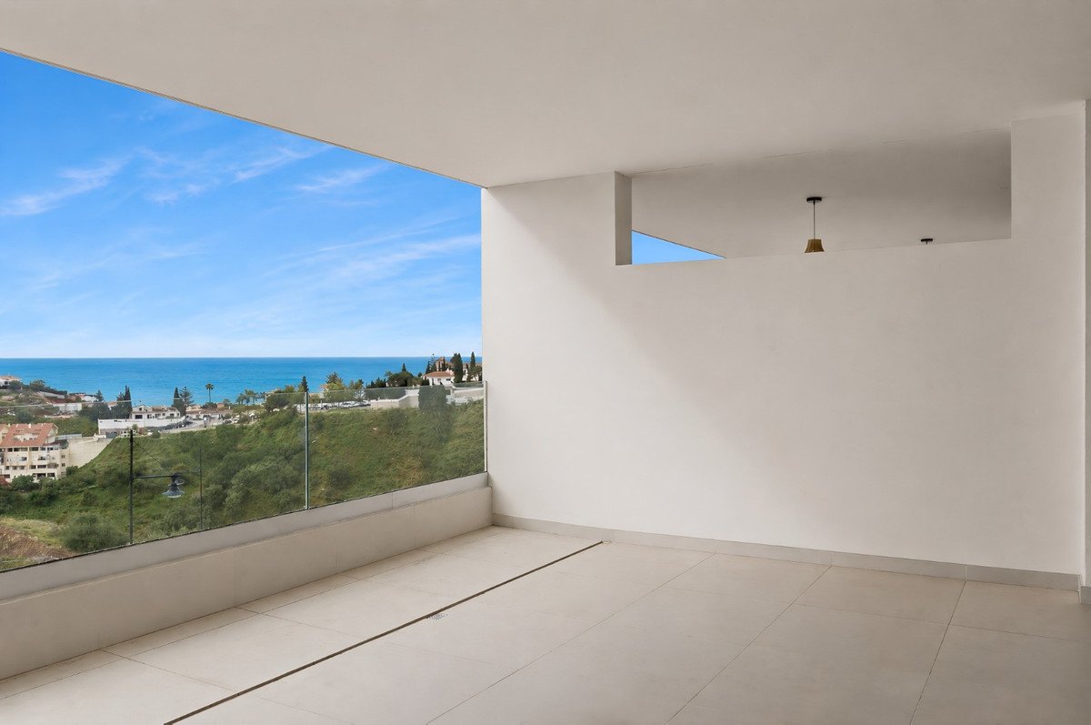 2 Bed Middle Floor Apartment in Fuengirola