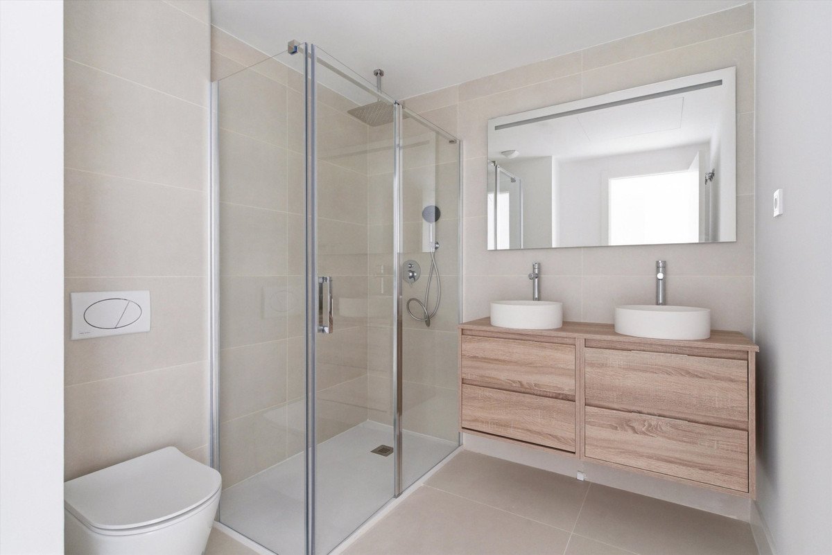 2 Bed Middle Floor Apartment in Fuengirola