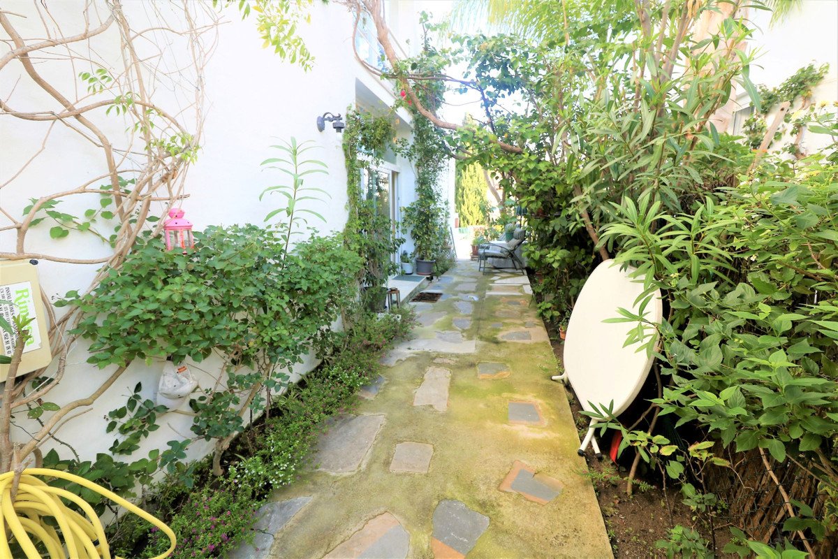 3 Bed Semi-Detached House in Estepona