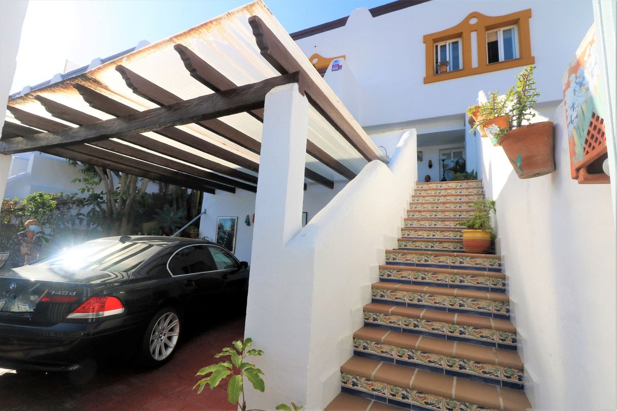 3 Bed Semi-Detached House in Estepona