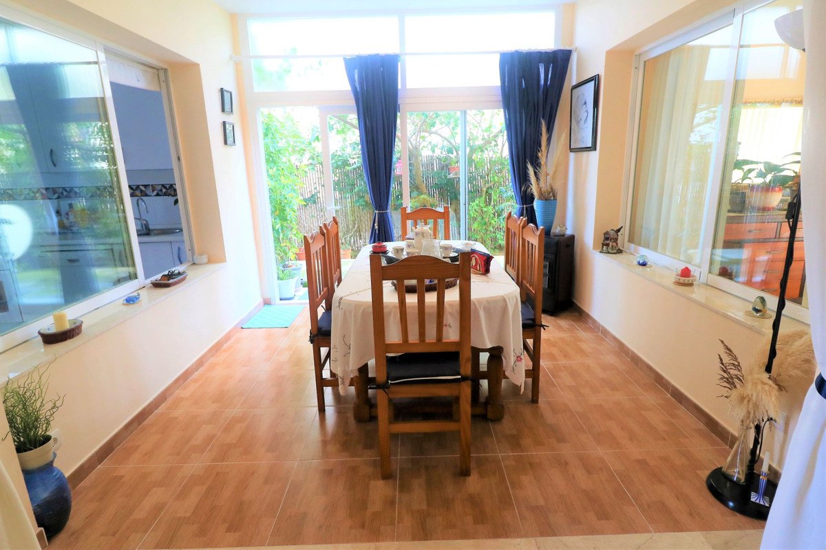 3 Bed Semi-Detached House in Estepona