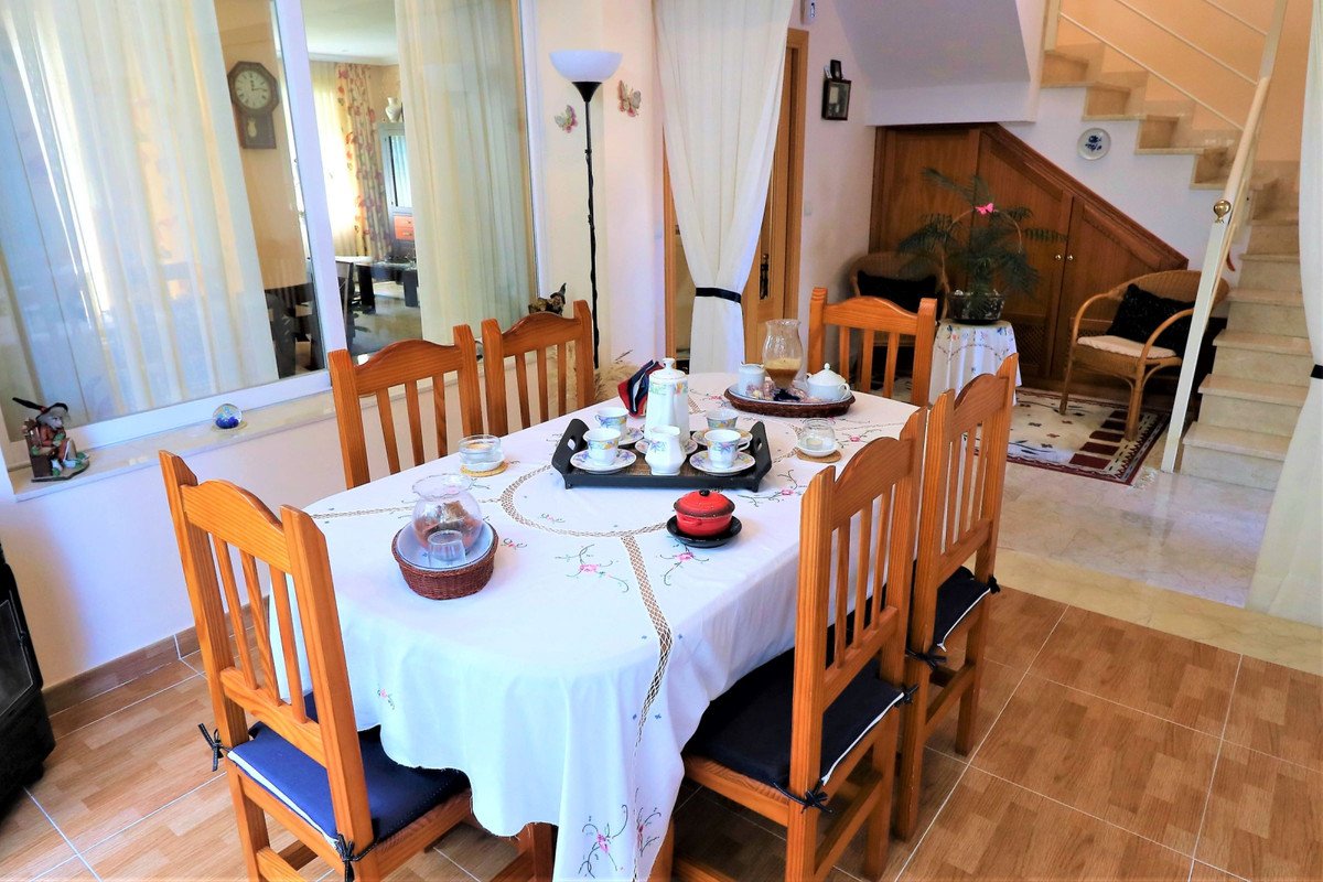 3 Bed Semi-Detached House in Estepona