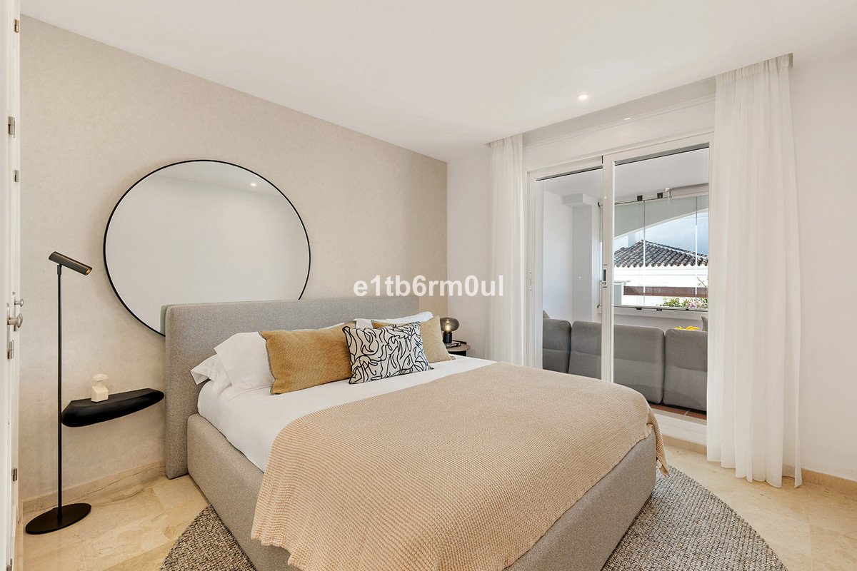 2 Bed Middle Floor Apartment in Nueva Andalucía