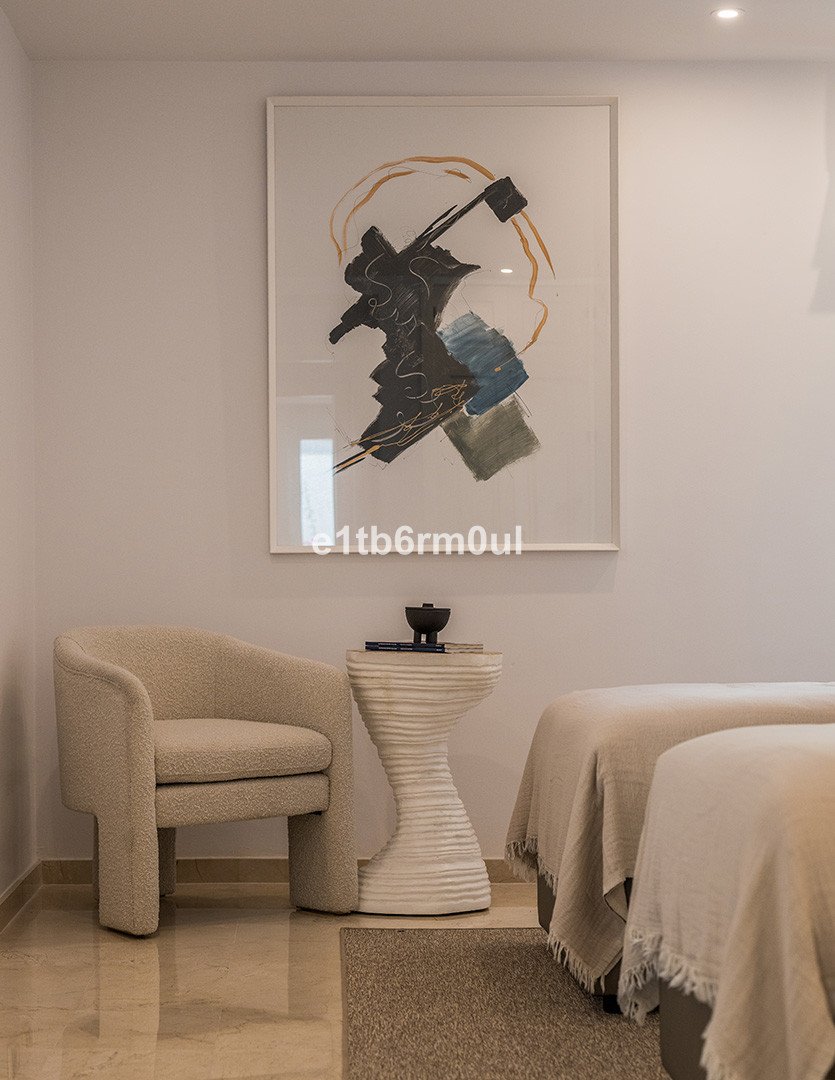 2 Bed Middle Floor Apartment in Nueva Andalucía