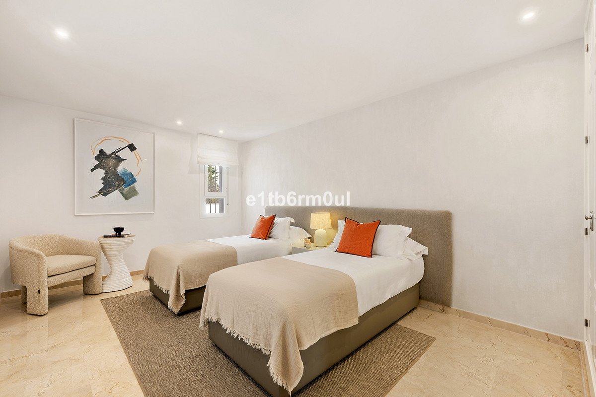 2 Bed Middle Floor Apartment in Nueva Andalucía