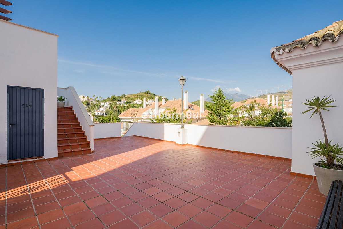 2 Bed Middle Floor Apartment in Nueva Andalucía