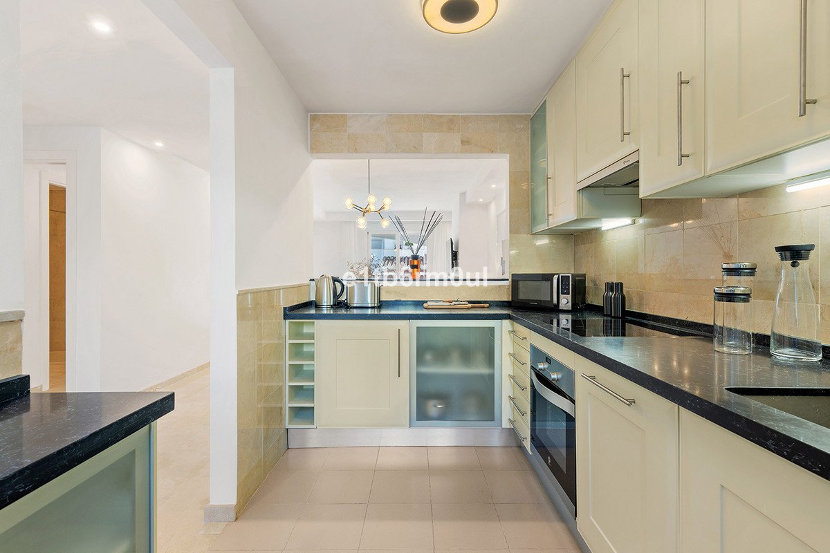 2 Bed Middle Floor Apartment in Nueva Andalucía
