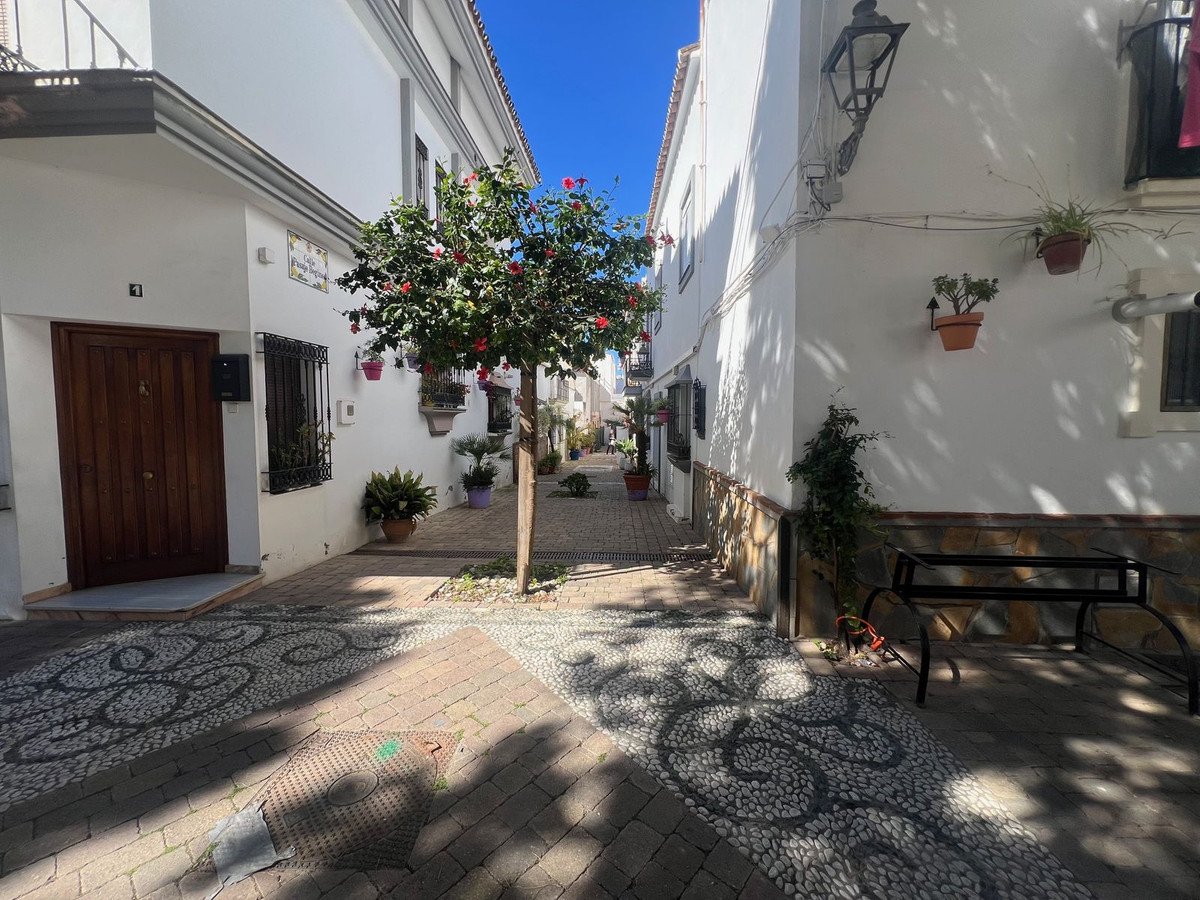 3 Bed Semi-Detached House in Estepona