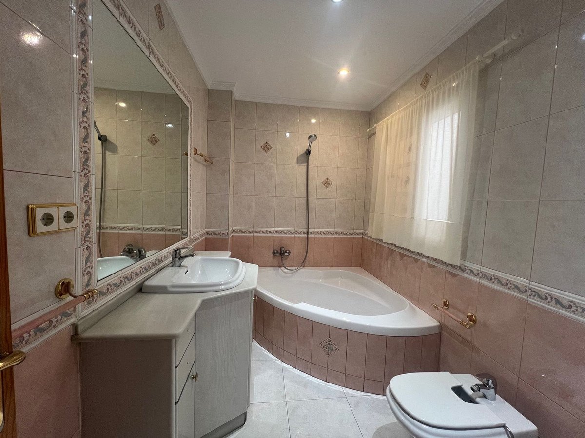 3 Bed Semi-Detached House in Estepona