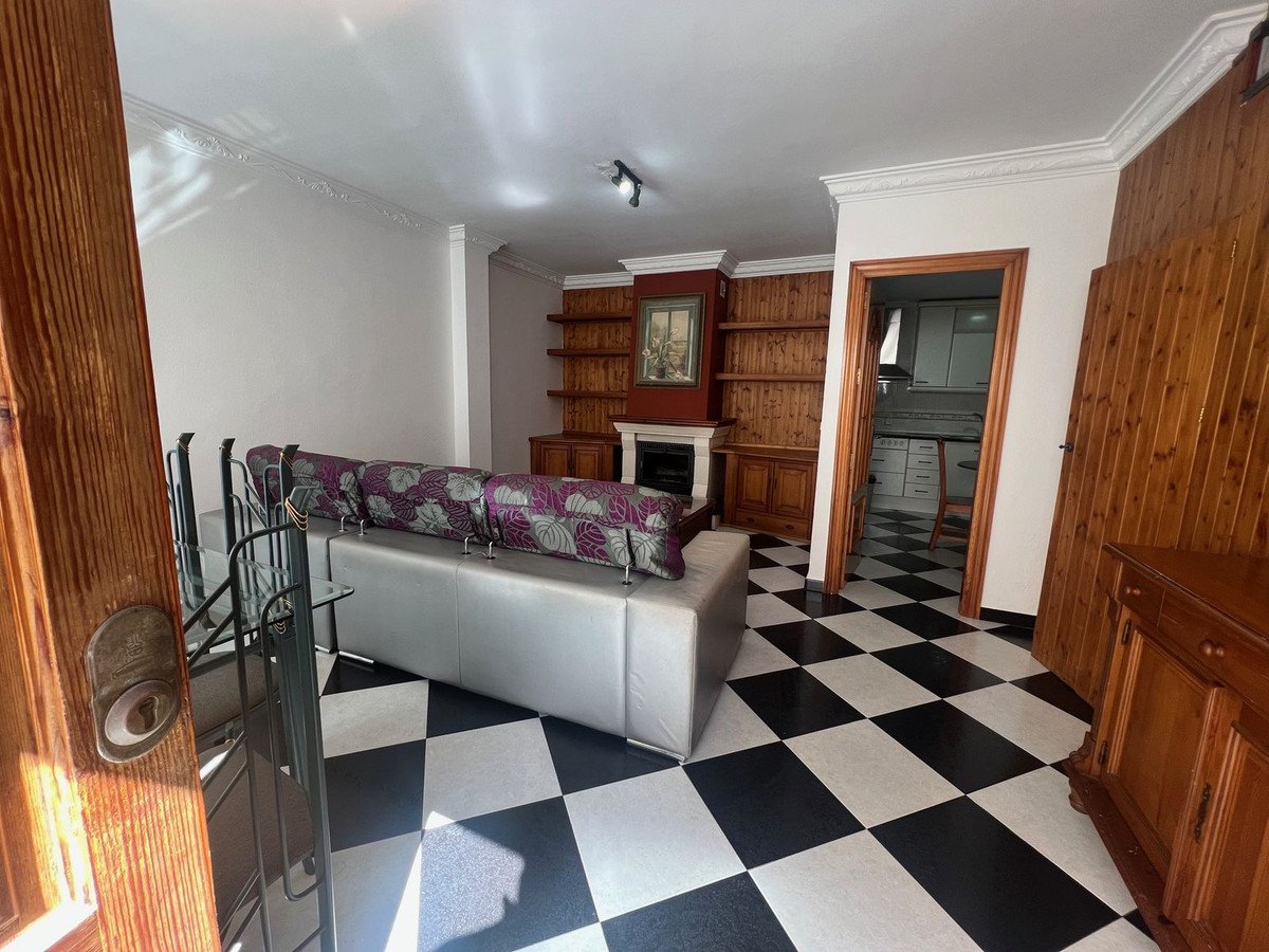 3 Bed Semi-Detached House in Estepona