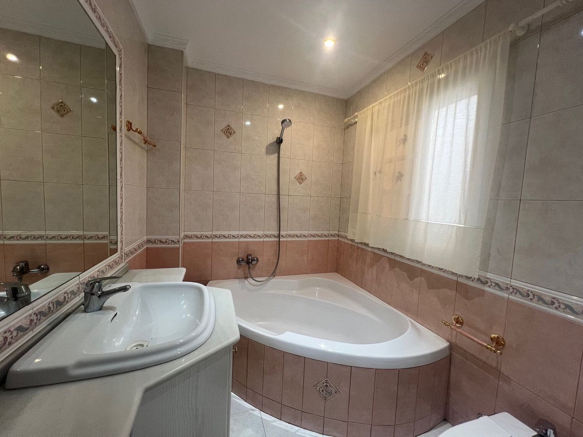 3 Bed Semi-Detached House in Estepona
