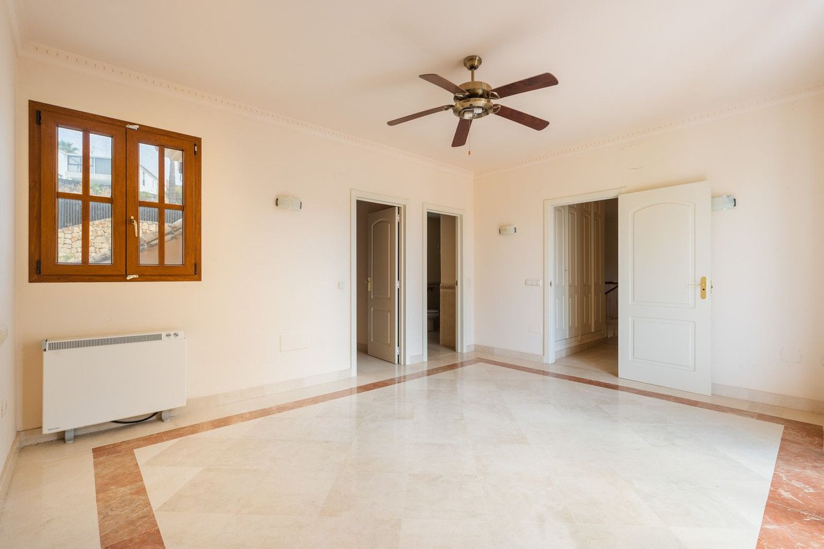 4 Bed Detached Villa in Estepona