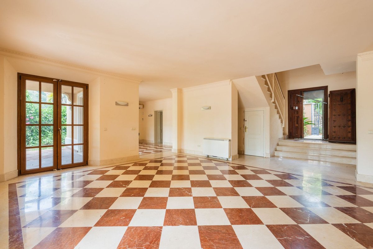 4 Bed Detached Villa in Estepona