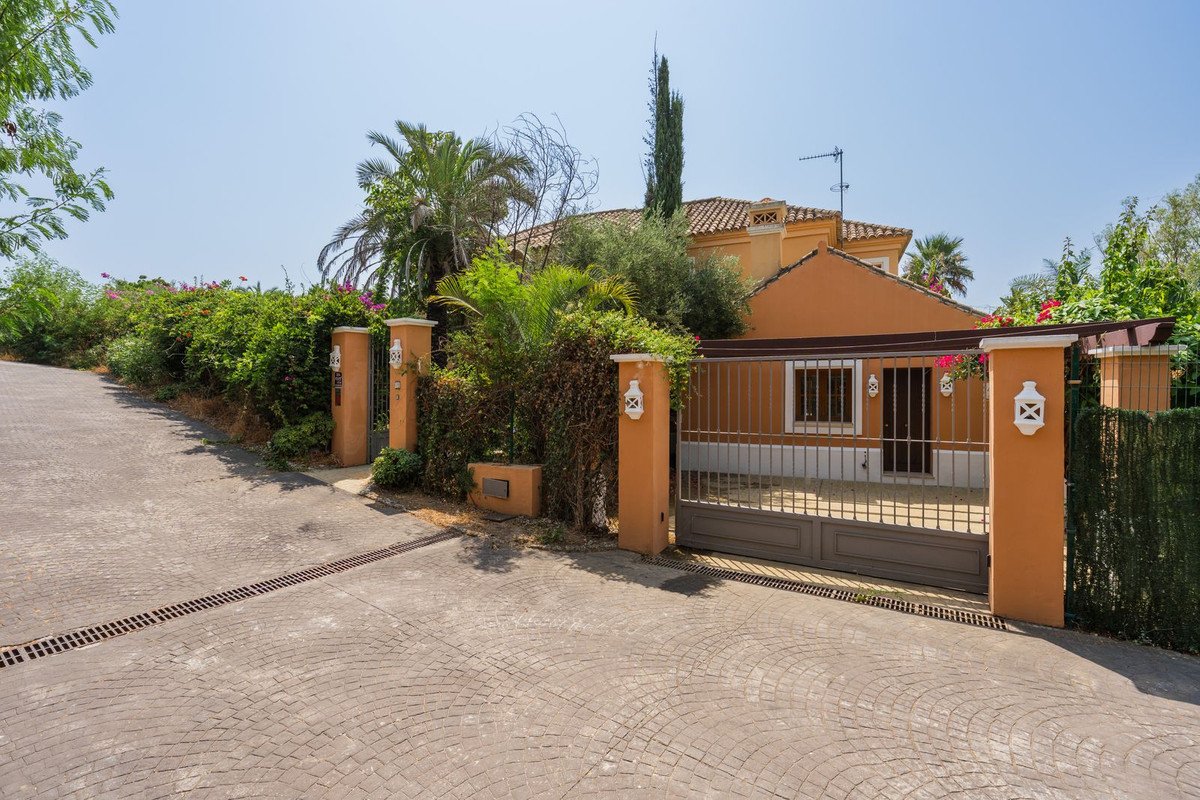 4 Bed Detached Villa in Estepona