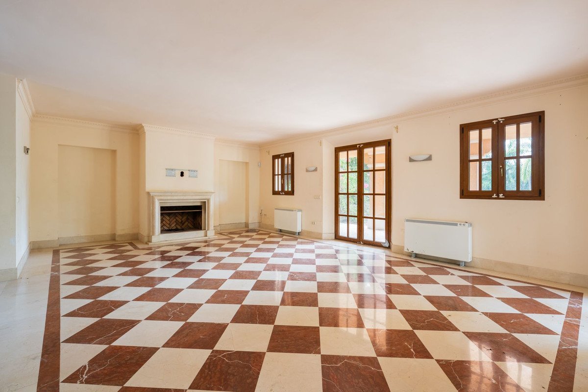 4 Bed Detached Villa in Estepona