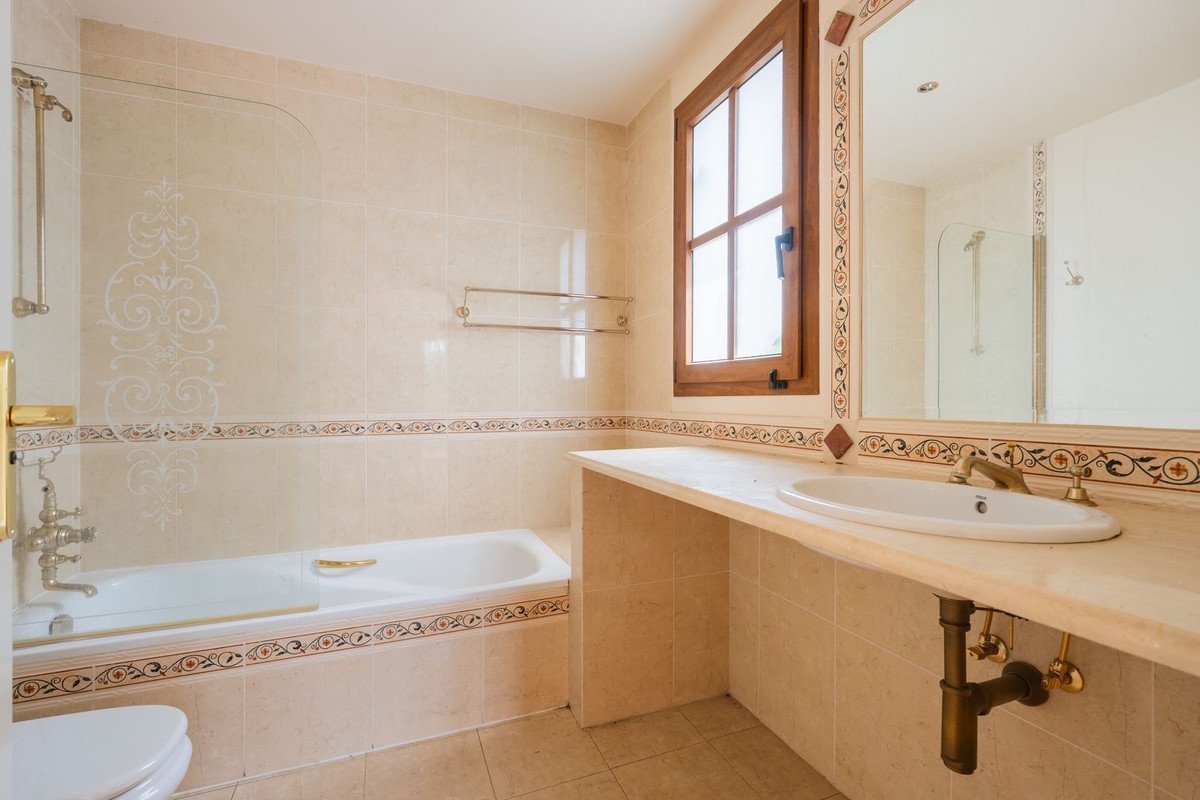 4 Bed Detached Villa in Estepona