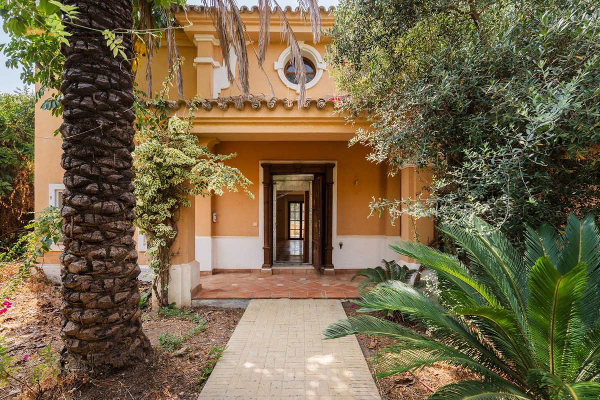 4 Bed Detached Villa in Estepona