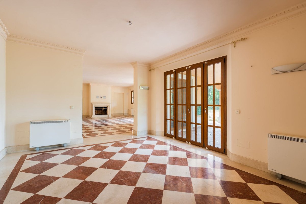 4 Bed Detached Villa in Estepona