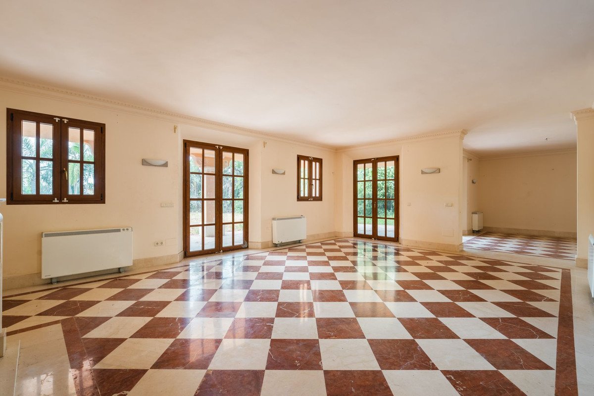 4 Bed Detached Villa in Estepona