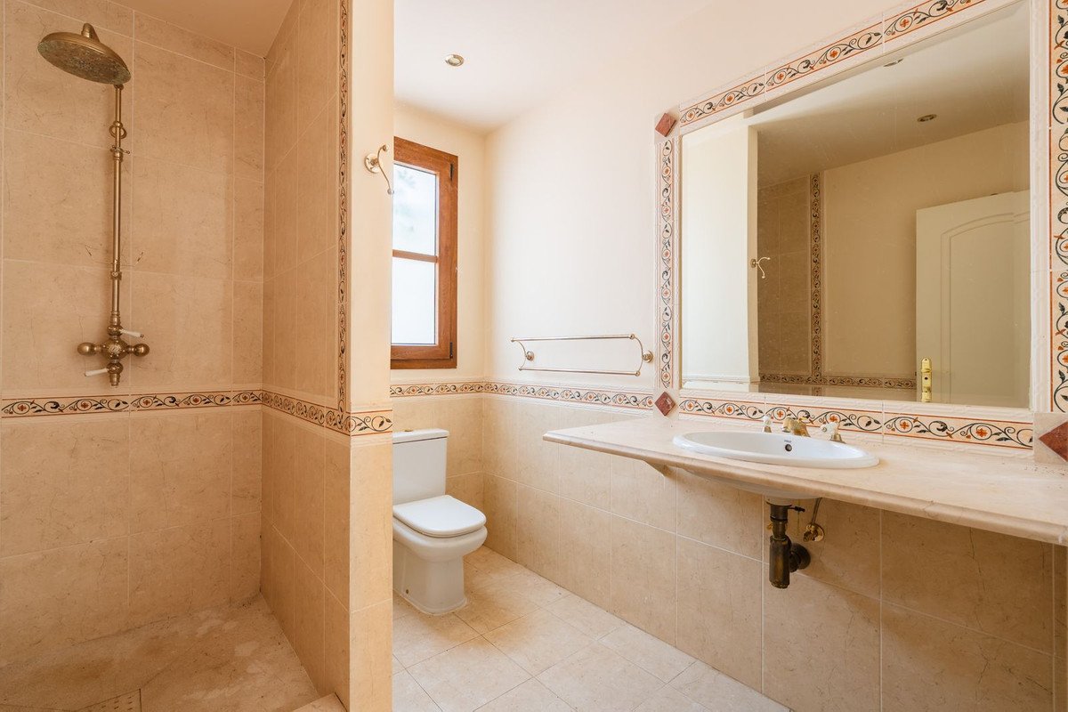 4 Bed Detached Villa in Estepona