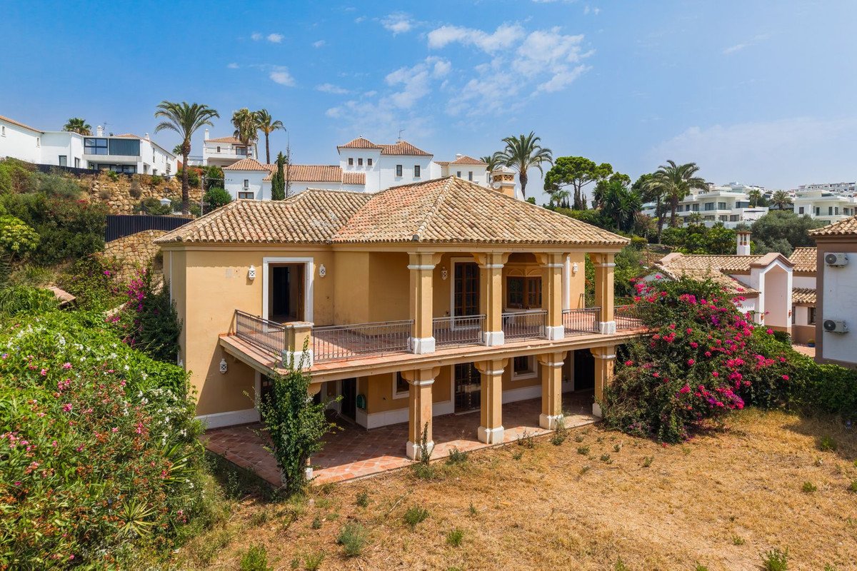 4 Bed Detached Villa in Estepona