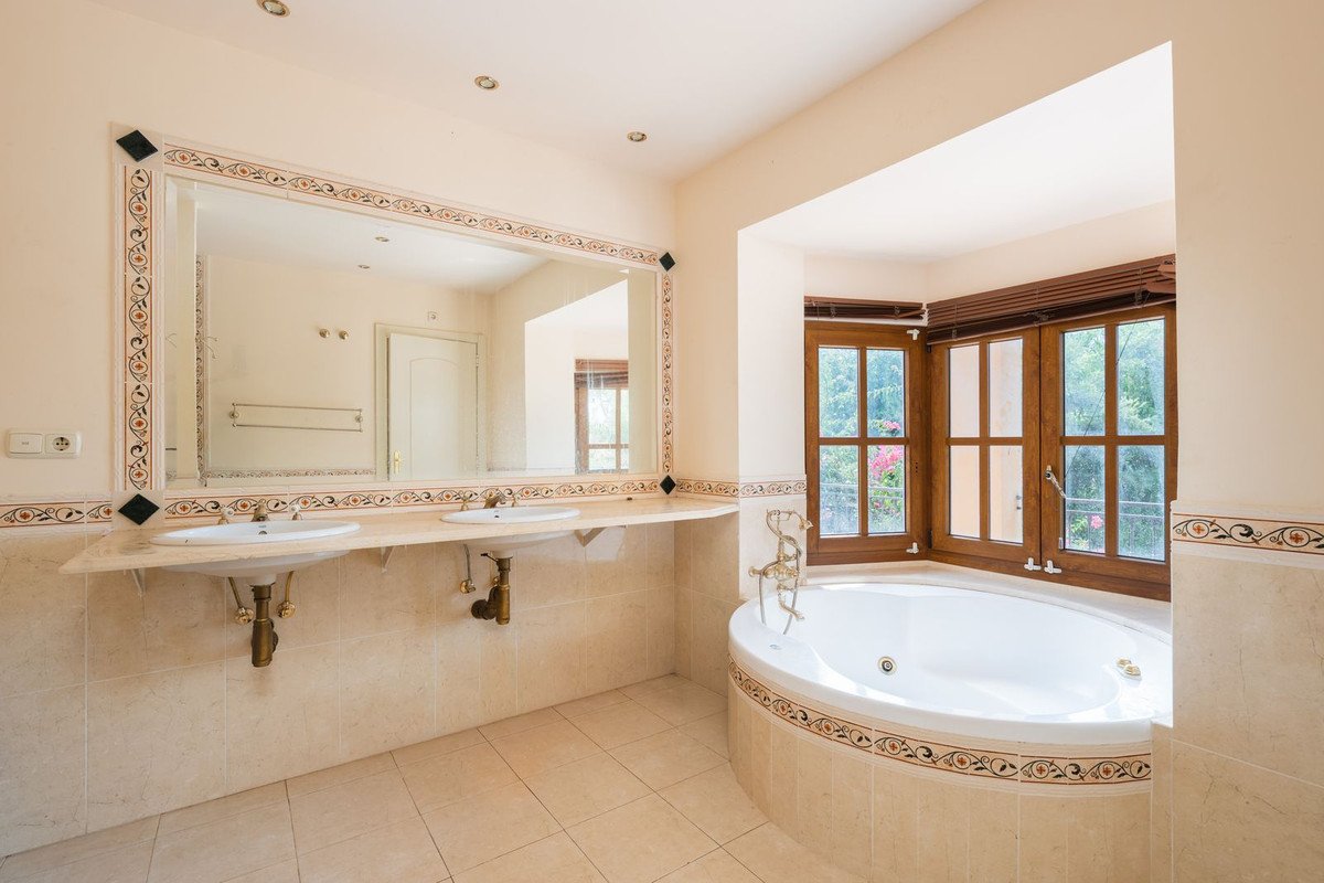 4 Bed Detached Villa in Estepona