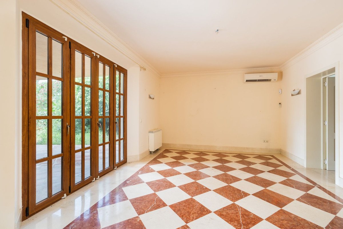 4 Bed Detached Villa in Estepona