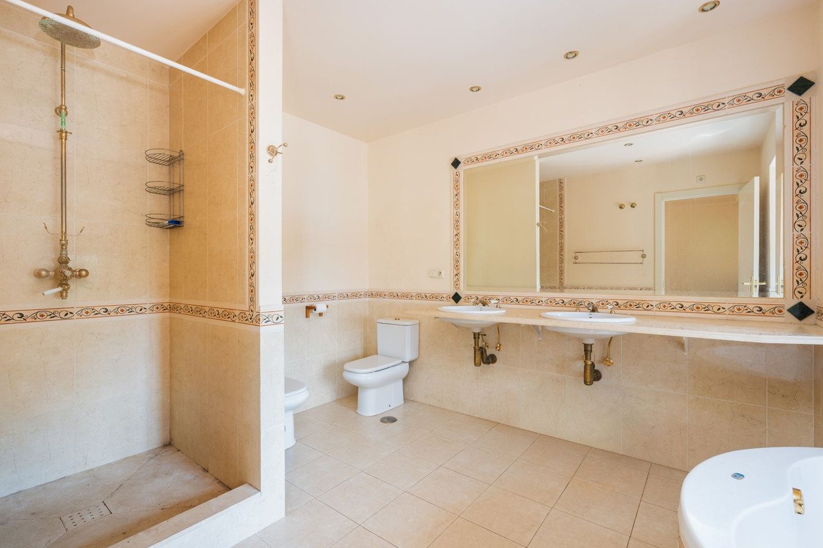 4 Bed Detached Villa in Estepona