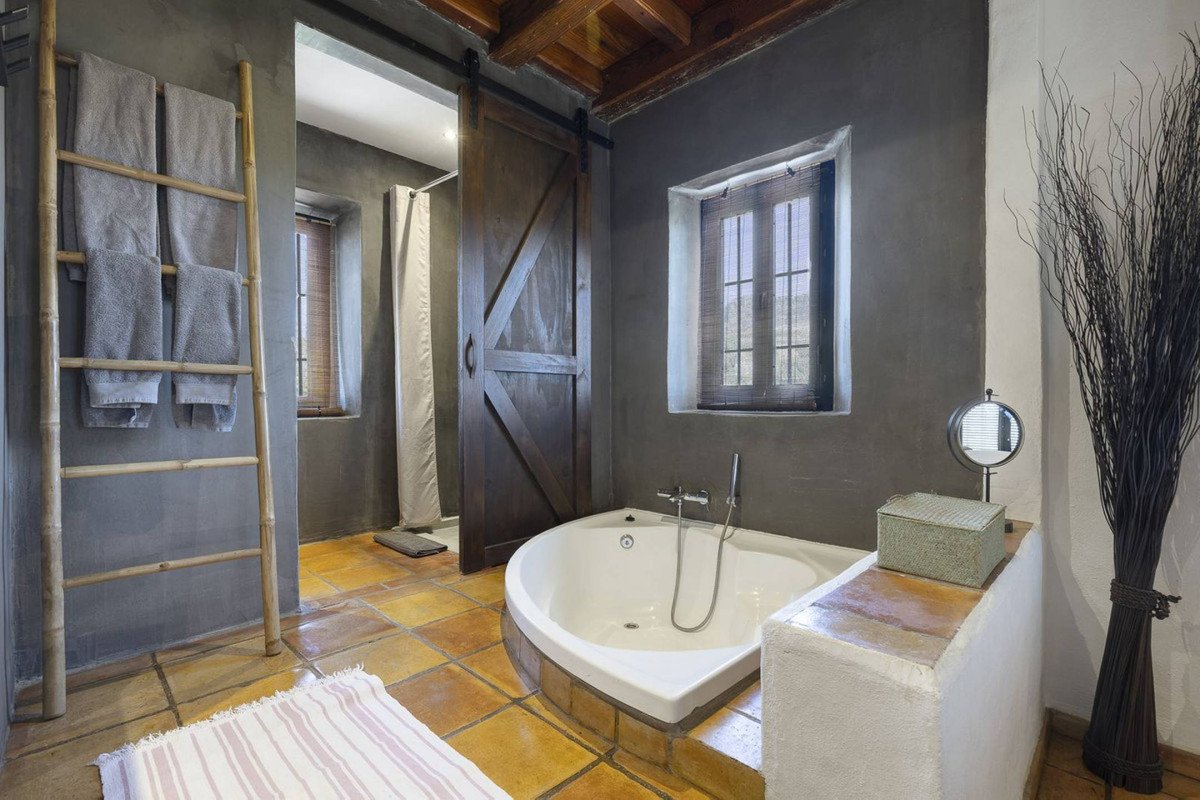 13 Bed Hotel in Villanueva De La Concepcion