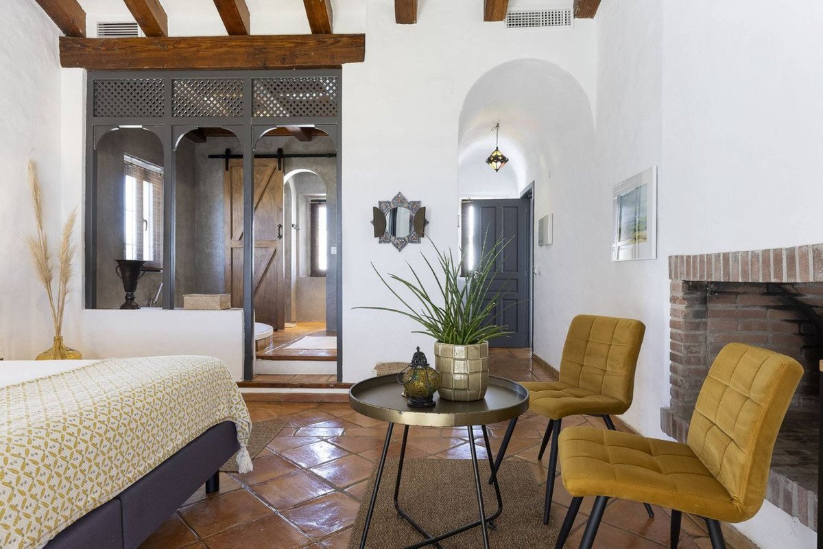 13 Bed Hotel in Villanueva De La Concepcion