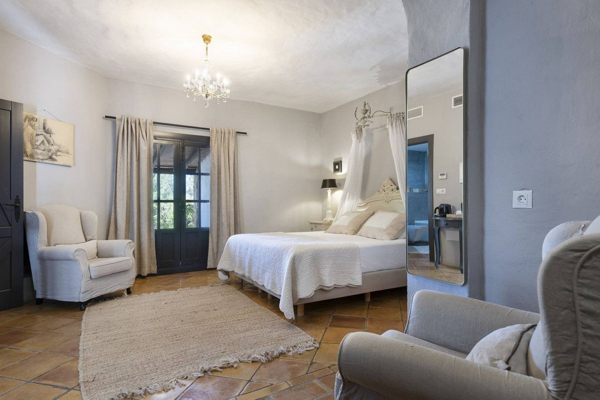 13 Bed Hotel in Villanueva De La Concepcion