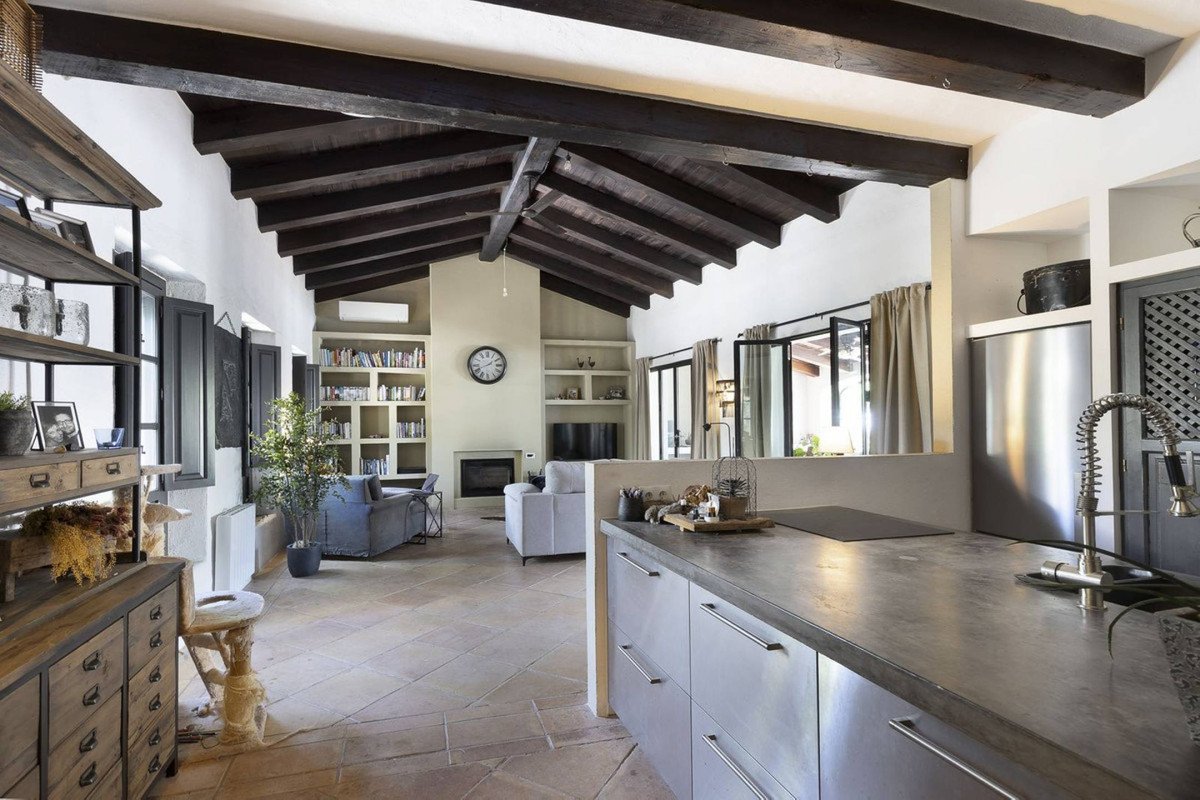 13 Bed Hotel in Villanueva De La Concepcion