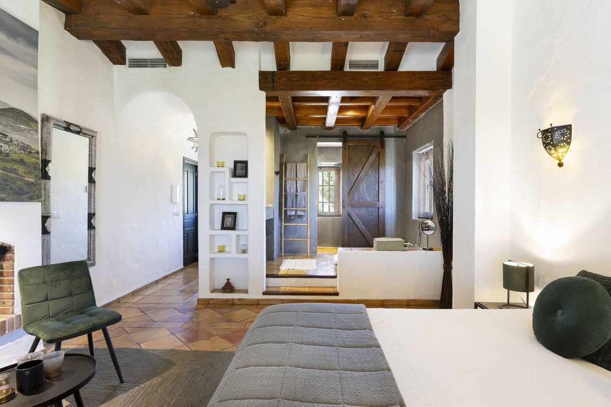 13 Bed Hotel in Villanueva De La Concepcion