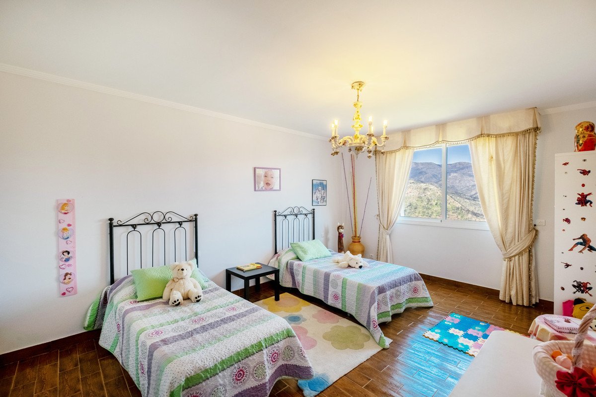 7 Bed Finca - Cortijo in Estepona