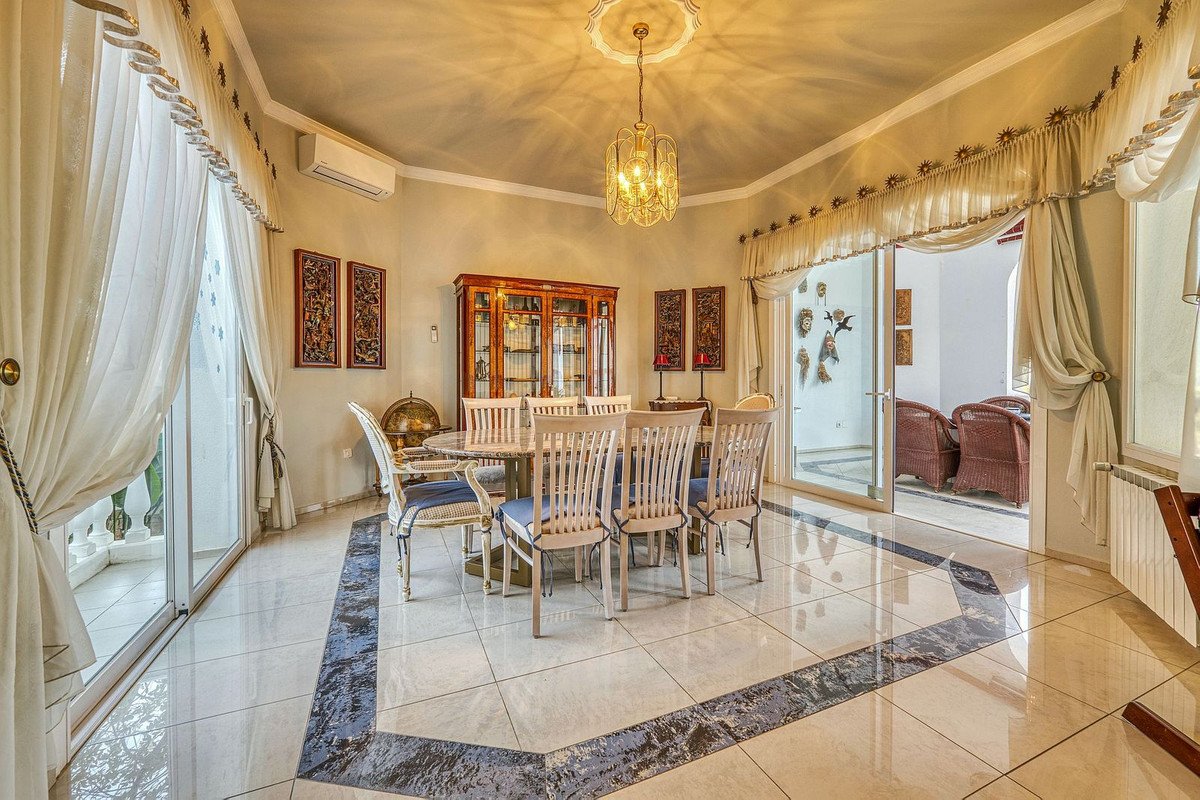 6 Bed Detached Villa in Hacienda Las Chapas