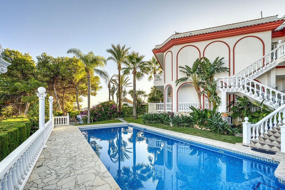 6 Bed Detached Villa in Hacienda Las Chapas