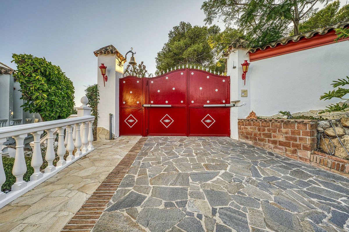 6 Bed Detached Villa in Hacienda Las Chapas
