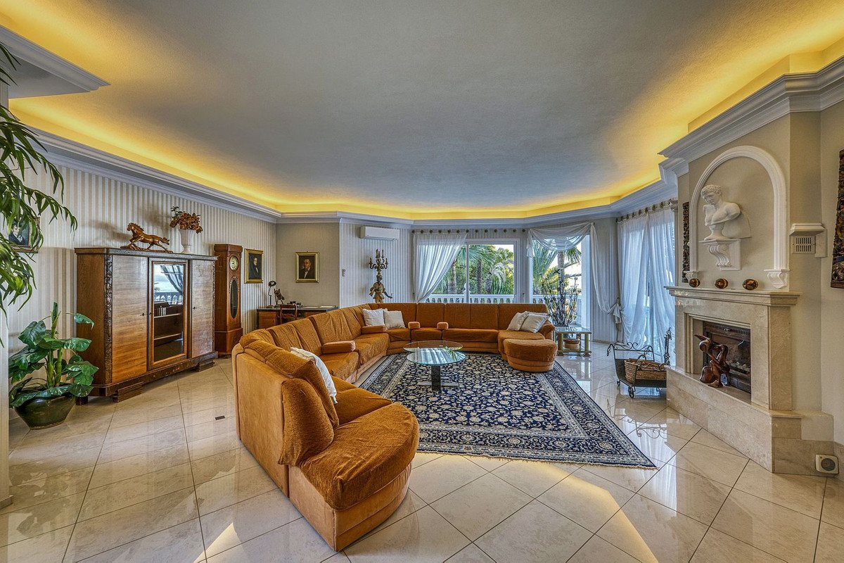 6 Bed Detached Villa in Hacienda Las Chapas