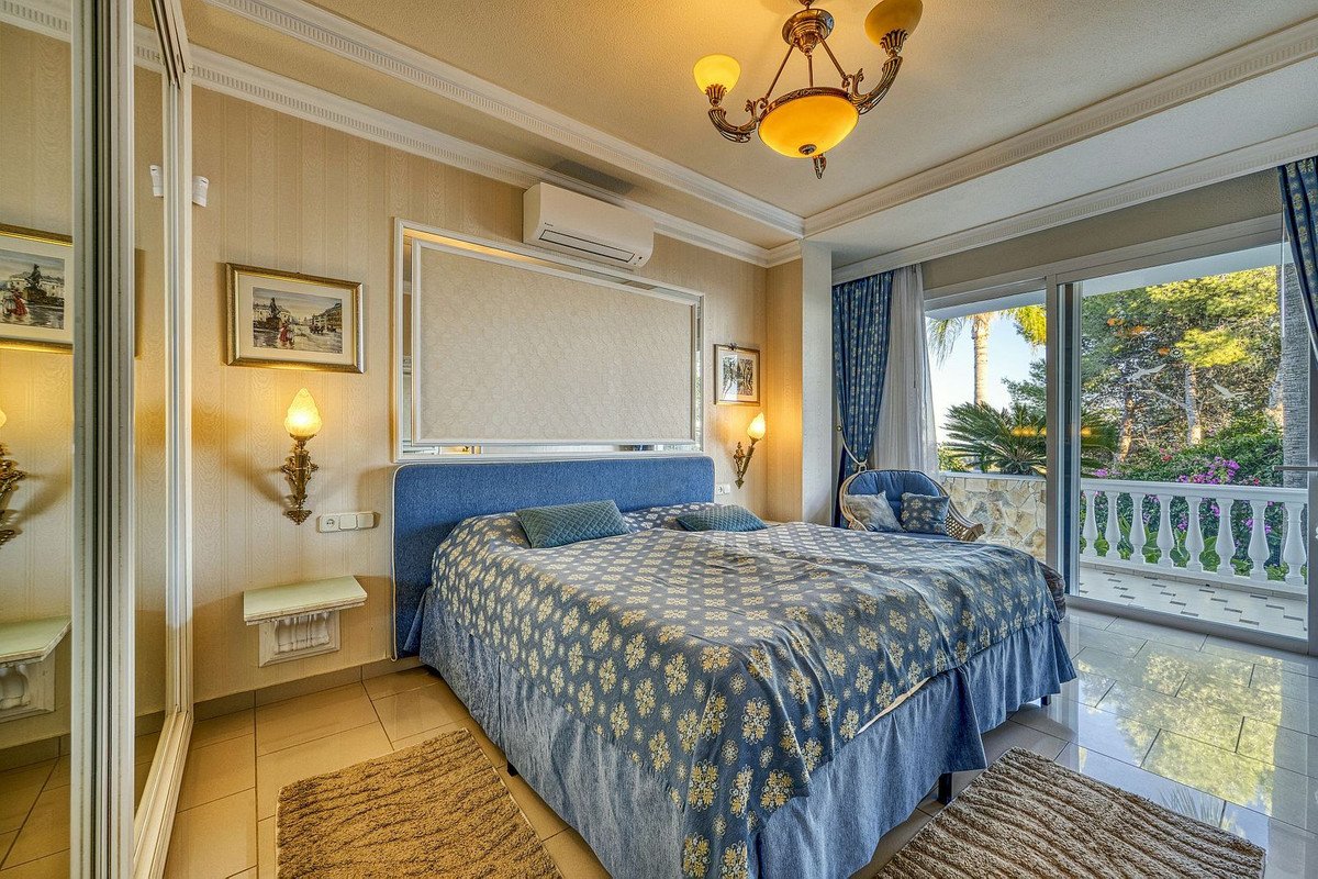6 Bed Detached Villa in Hacienda Las Chapas