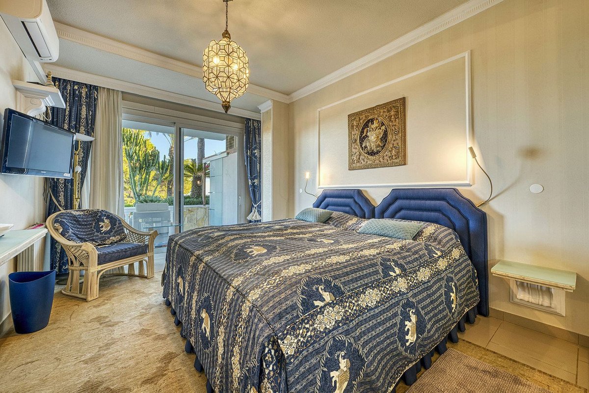 6 Bed Detached Villa in Hacienda Las Chapas