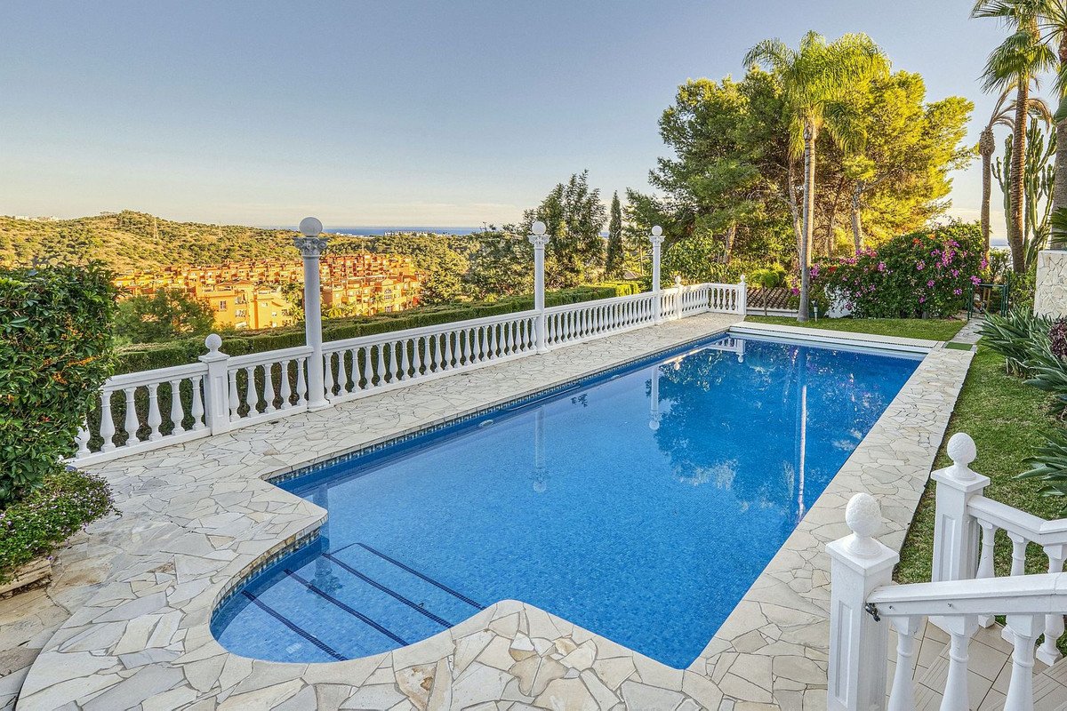 6 Bed Detached Villa in Hacienda Las Chapas
