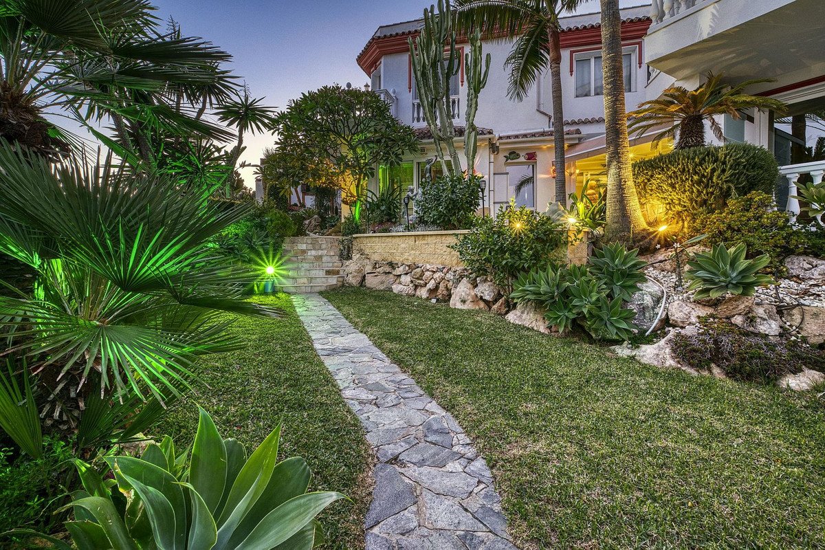 6 Bed Detached Villa in Hacienda Las Chapas
