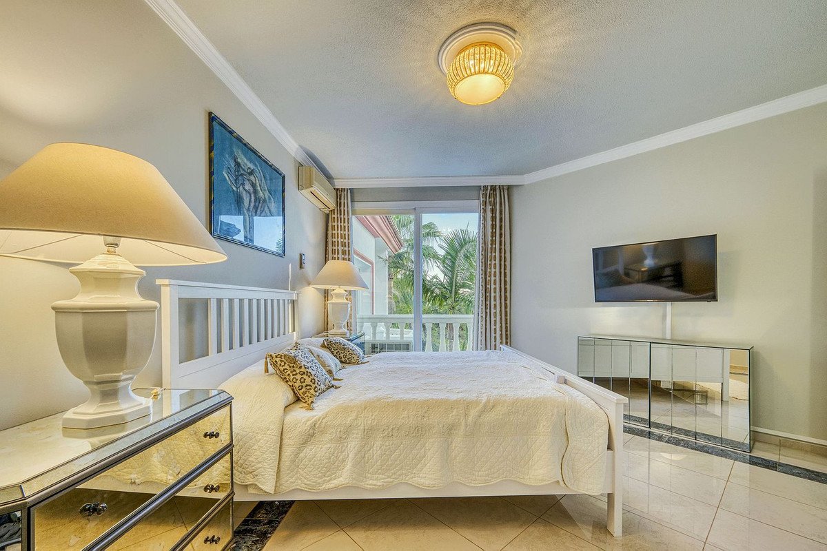 6 Bed Detached Villa in Hacienda Las Chapas