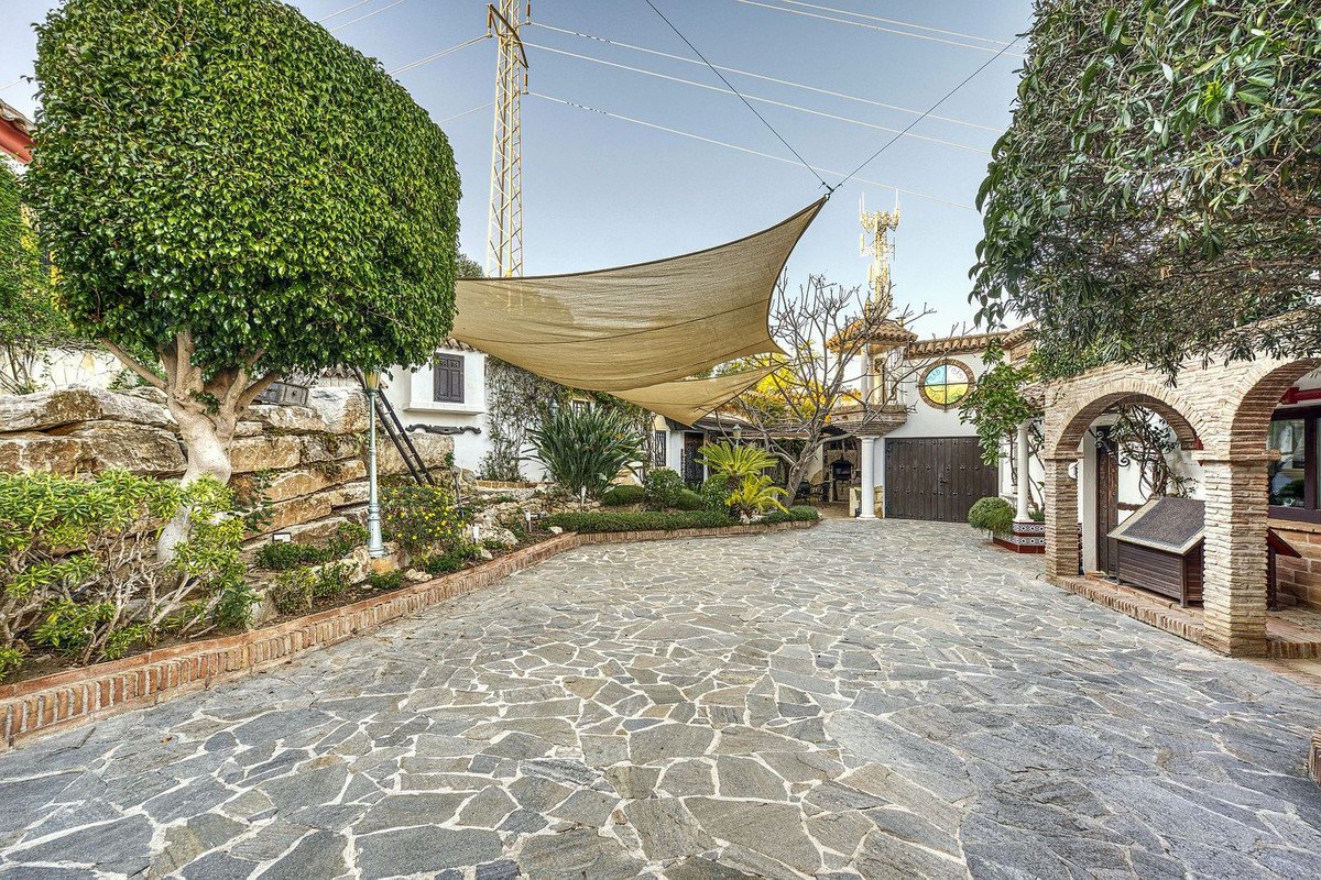 6 Bed Detached Villa in Hacienda Las Chapas