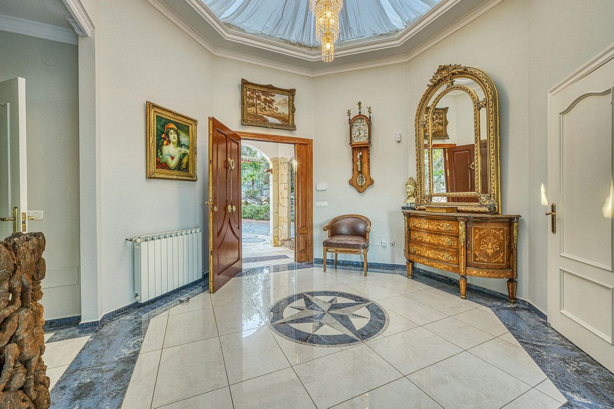 6 Bed Detached Villa in Hacienda Las Chapas